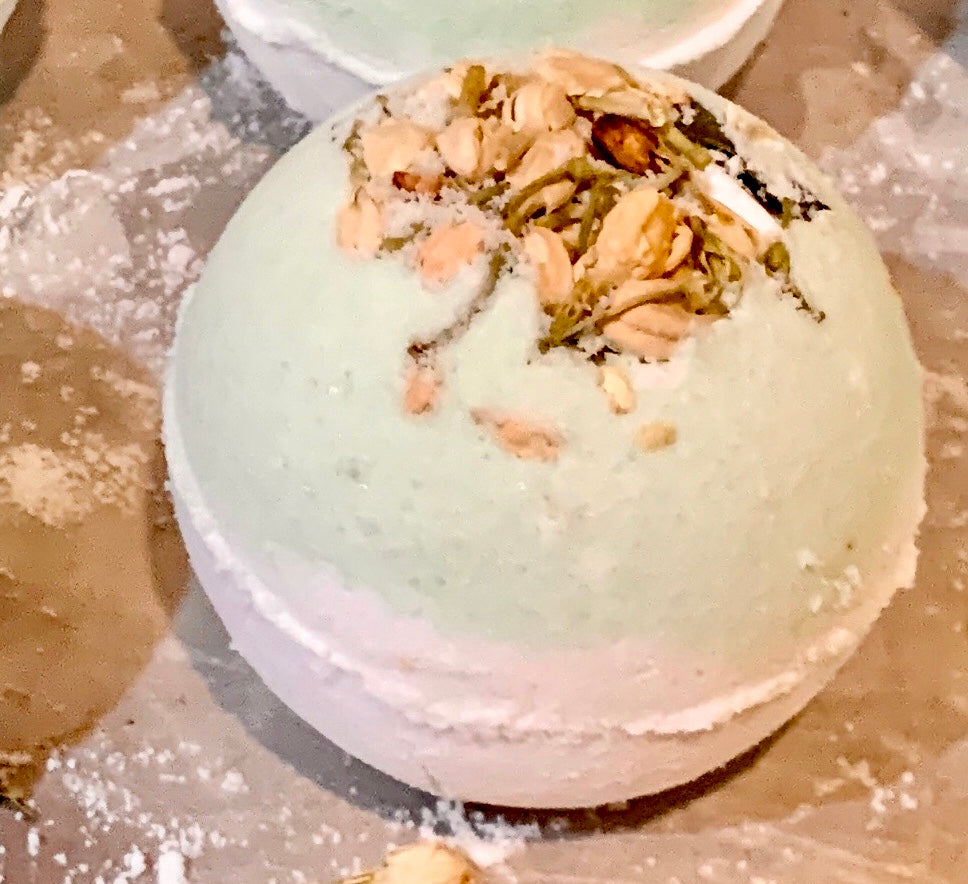 White Lily Aloe bath bomb